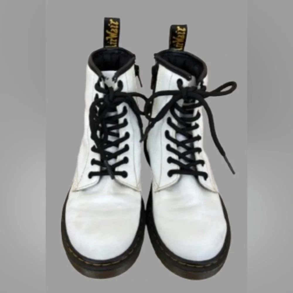 KIDS 100% white leather Dr. martens lace up ankle boots Children’s SZ 2